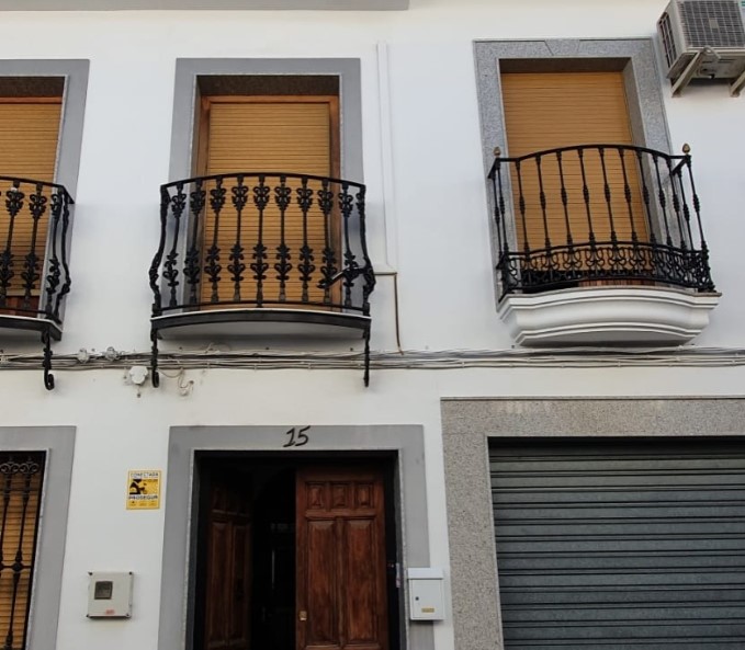 SIN COMISIÒN DE INMOBILIARIA, FANTASTICA CASA EN FERNAN NUÑEZ, CALLE POETA ROMERO REAL